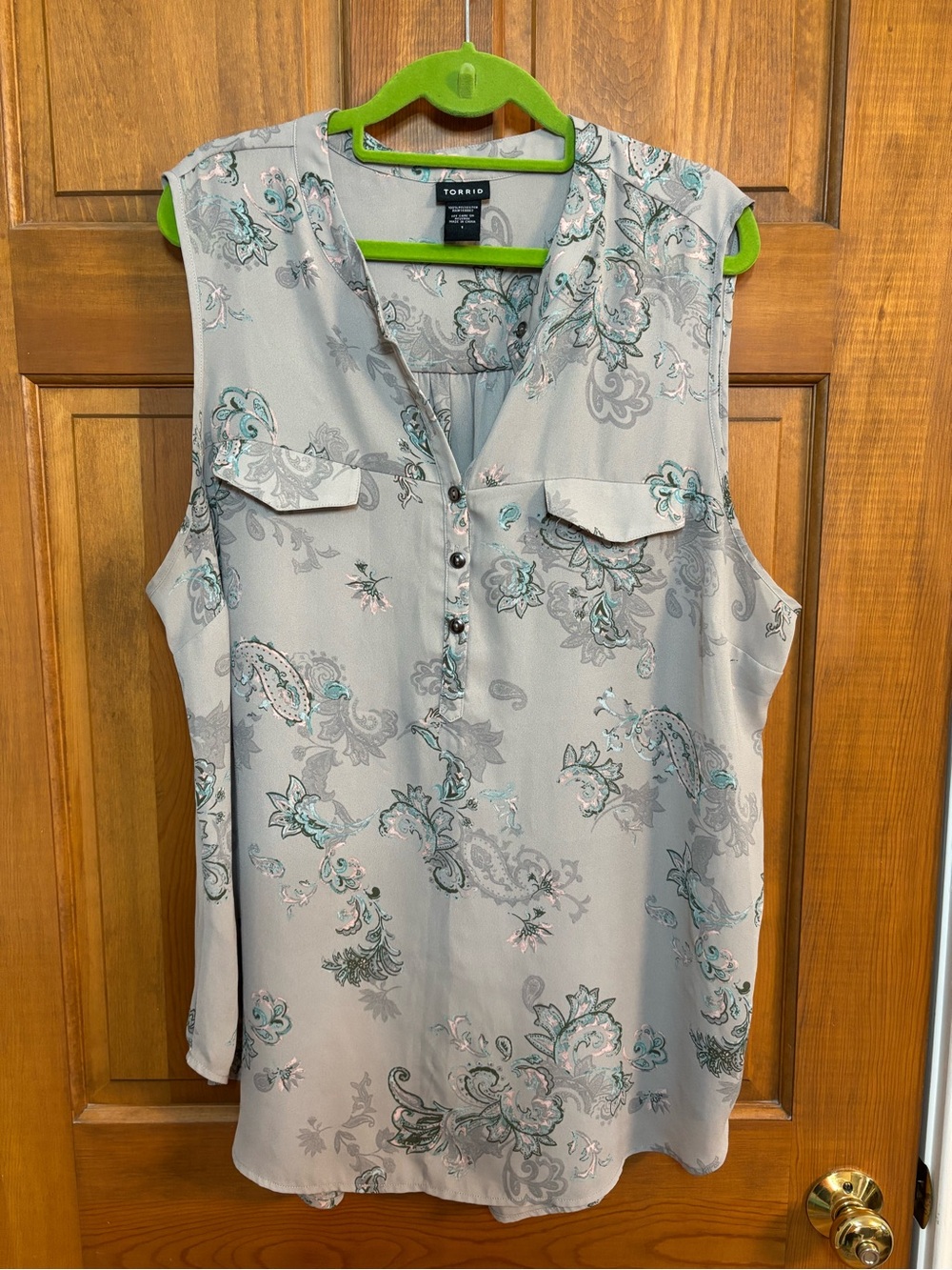 Torrid size 1 sleeveless blouse in gray green blue pink paisley tunic